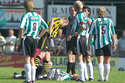 Genemuiden kijkt toe bij een blessure behandeling (Copyright Marinus Wieten)